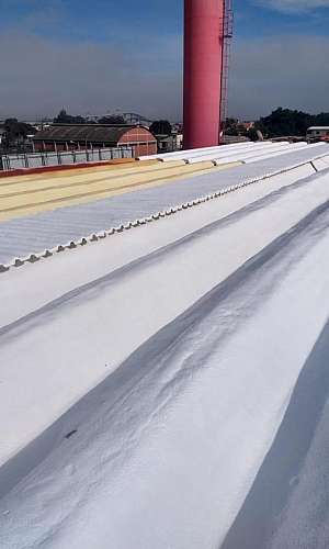 Aplicação de poliuretano para isolamento térmico Aplicação de poliuretano para isolamento térmico